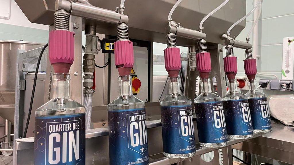 Abfüllung des Gins in Flaschen. 