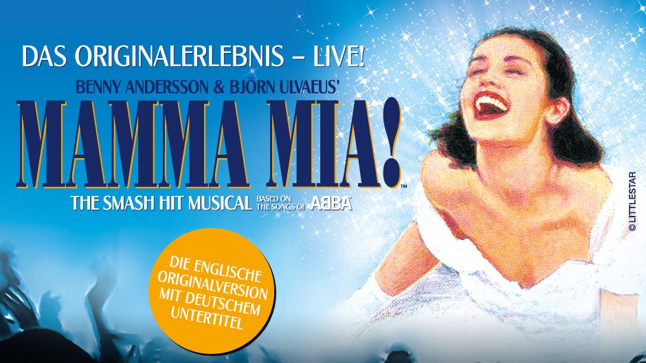Eine in blau gehaltene Grafik zeigt auf der rechten Seite eine lachende Braut während auf der linken Seite folgender Text steht: "Das Originalerlebnis - Live! Benny Andersson & Björn Ulvaeus' Mamma Mia! The Smash Hit Musical Based on the Songs of ABBA. Die Englische Originalversion mit deutschem Untertitel"