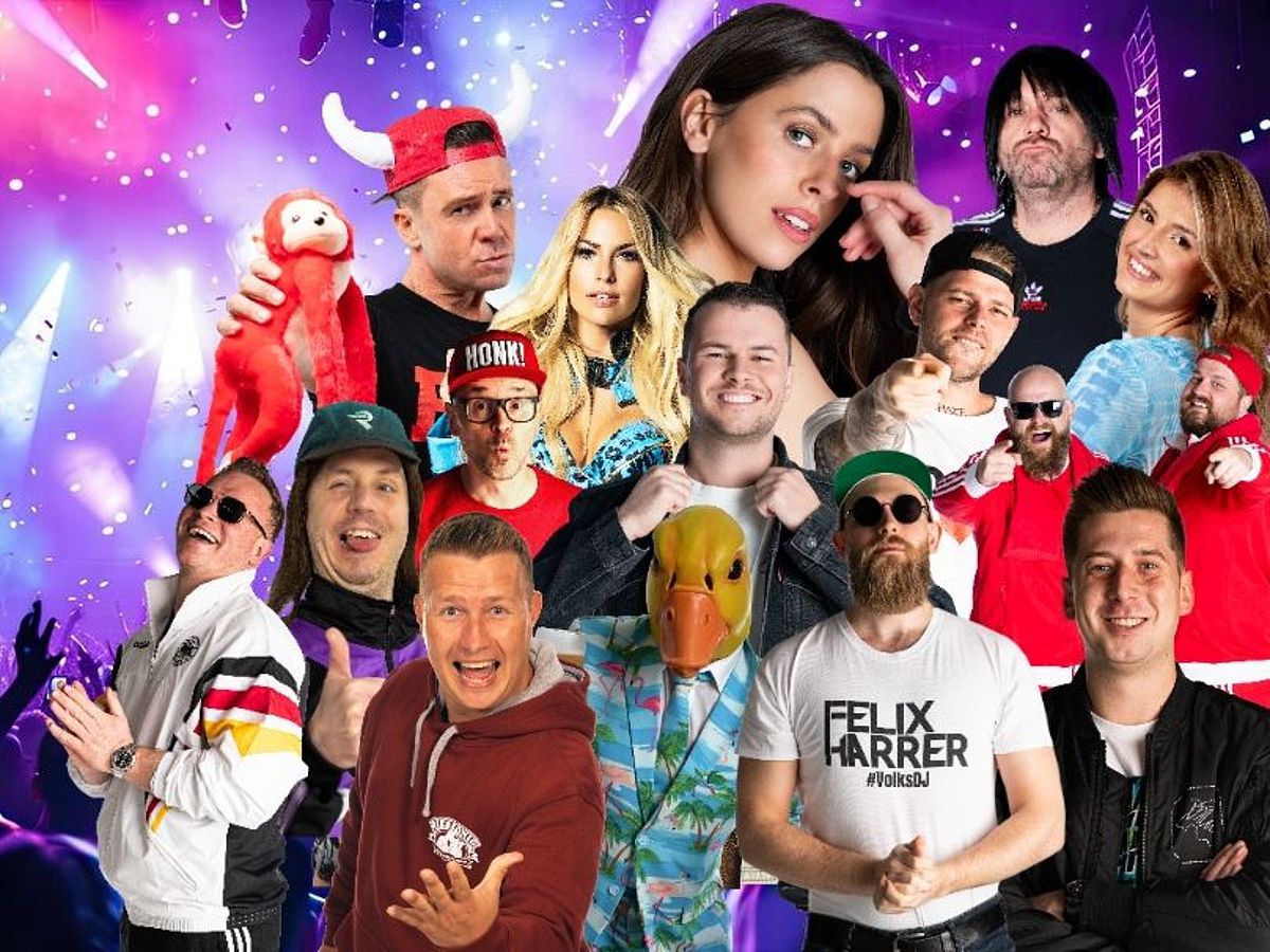 Im Vordergrund sind die Sängerinnen und Sänger des Festivals zu sehen, im Hintergrund das jubelnde Publikum. 