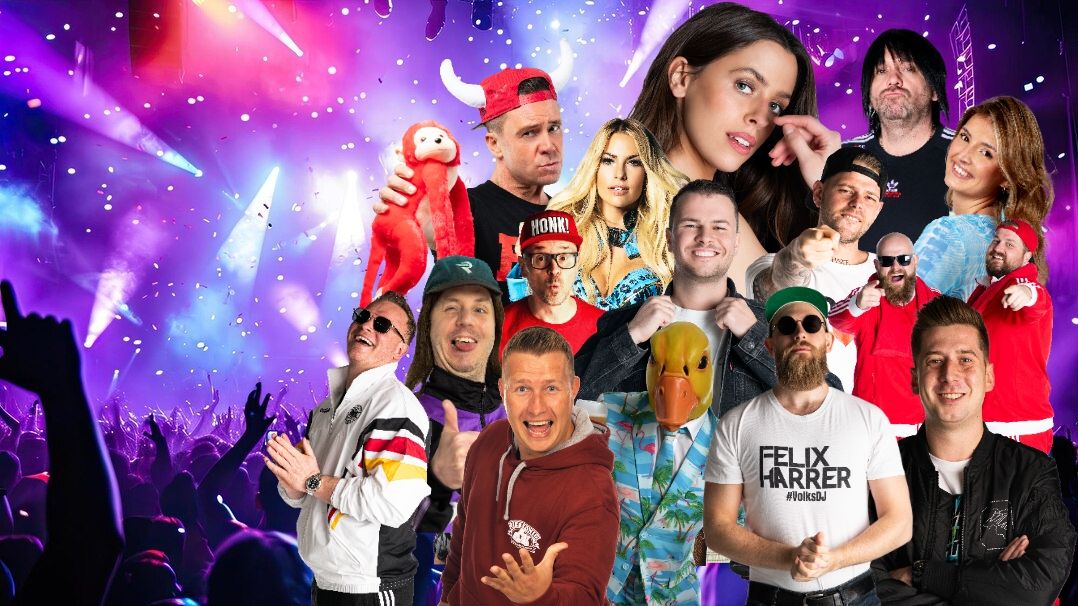 Im Vordergrund sind die Sängerinnen und Sänger des Festivals zu sehen, im Hintergrund das jubelnde Publikum. 