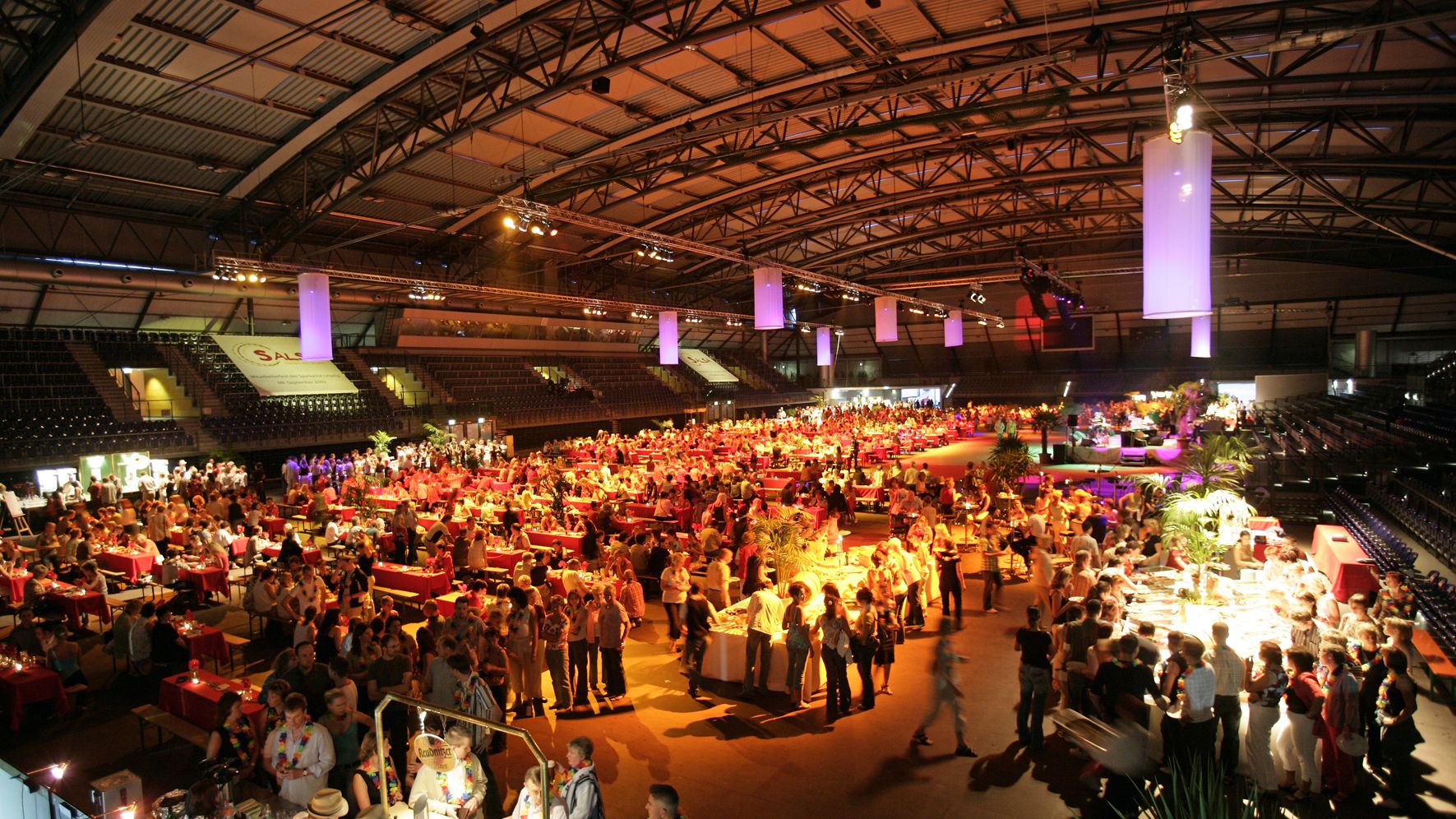 Eine Messe mit zahlreichen Menschen im Innenbereich der QUARTERBACK Immobilien ARENA.