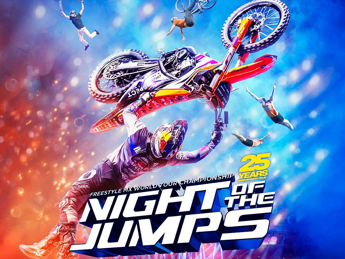 Eine Grafik der Veranstaltung in rot und blau. Ein Motorradfahrer, Fahrradfahrer und Artisten fliegen durch die Luft. Als Text steht Night of the Jumps mit Datum der Veranstaltung. 