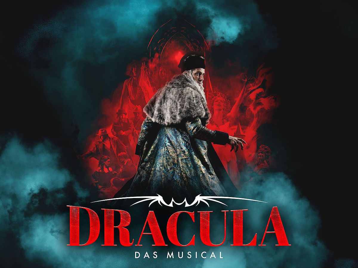 Werbegrafik für das Musical „Dracula“. Im Vordergrund steht Dracula in einem prunkvollen historischen Mantel mit Pelzkragen und dunkler Kopfbedeckung. Er blickt seitlich und streckt eine Hand bedrohlich nach vorne. Hinter ihm sind in rotem Licht und Nebel weitere Figuren aus dem Musical angedeutet. Der Hintergrund ist schwarz mit blauem und rotem Rauch. Unten befindet sich der Schriftzug „DRACULA – Das Musical“ in großen roten Buchstaben. Die düstere Farbgestaltung vermittelt eine geheimnisvolle und unheimliche Atmosphäre.
