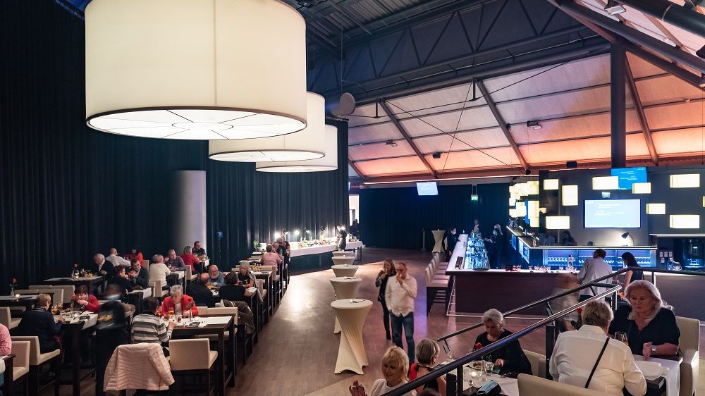 Ein moderner Lounge Bereich mit großer Bar.