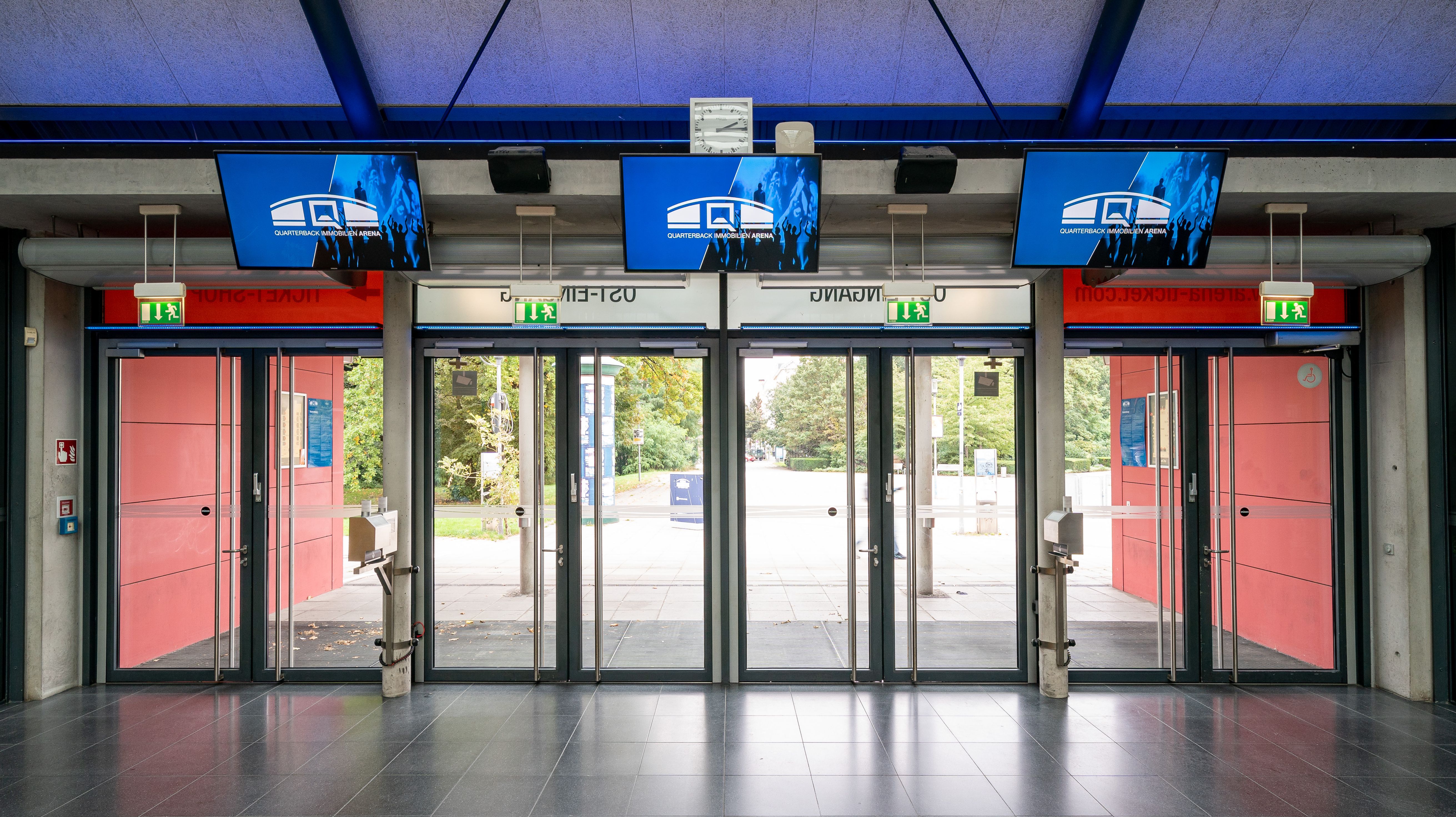 Ein dunkles Bild vom Foyer der QUARTERBACK Immobilien ARENA. 