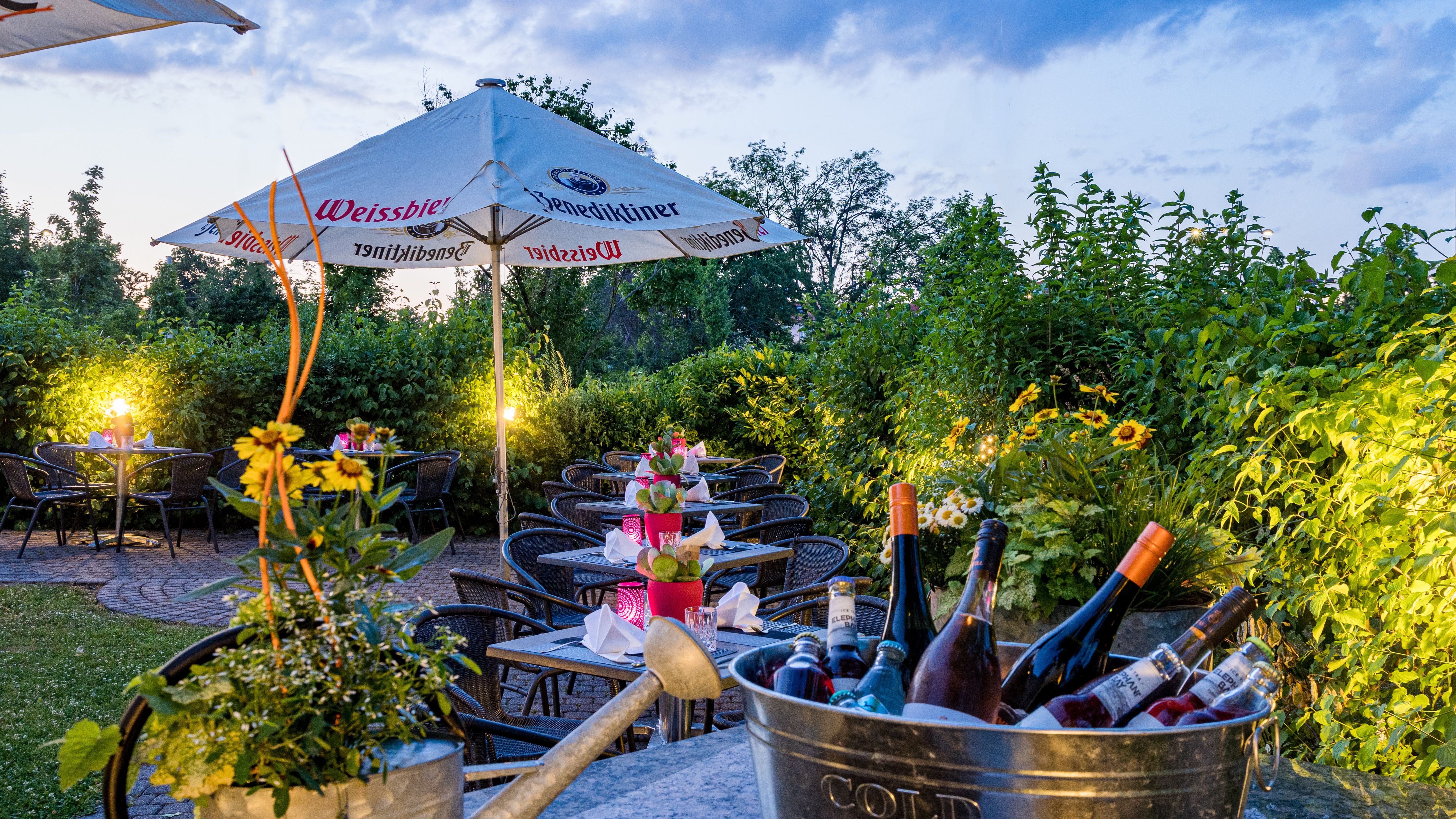 Ein gedeckter Tisch im Außenbereich.