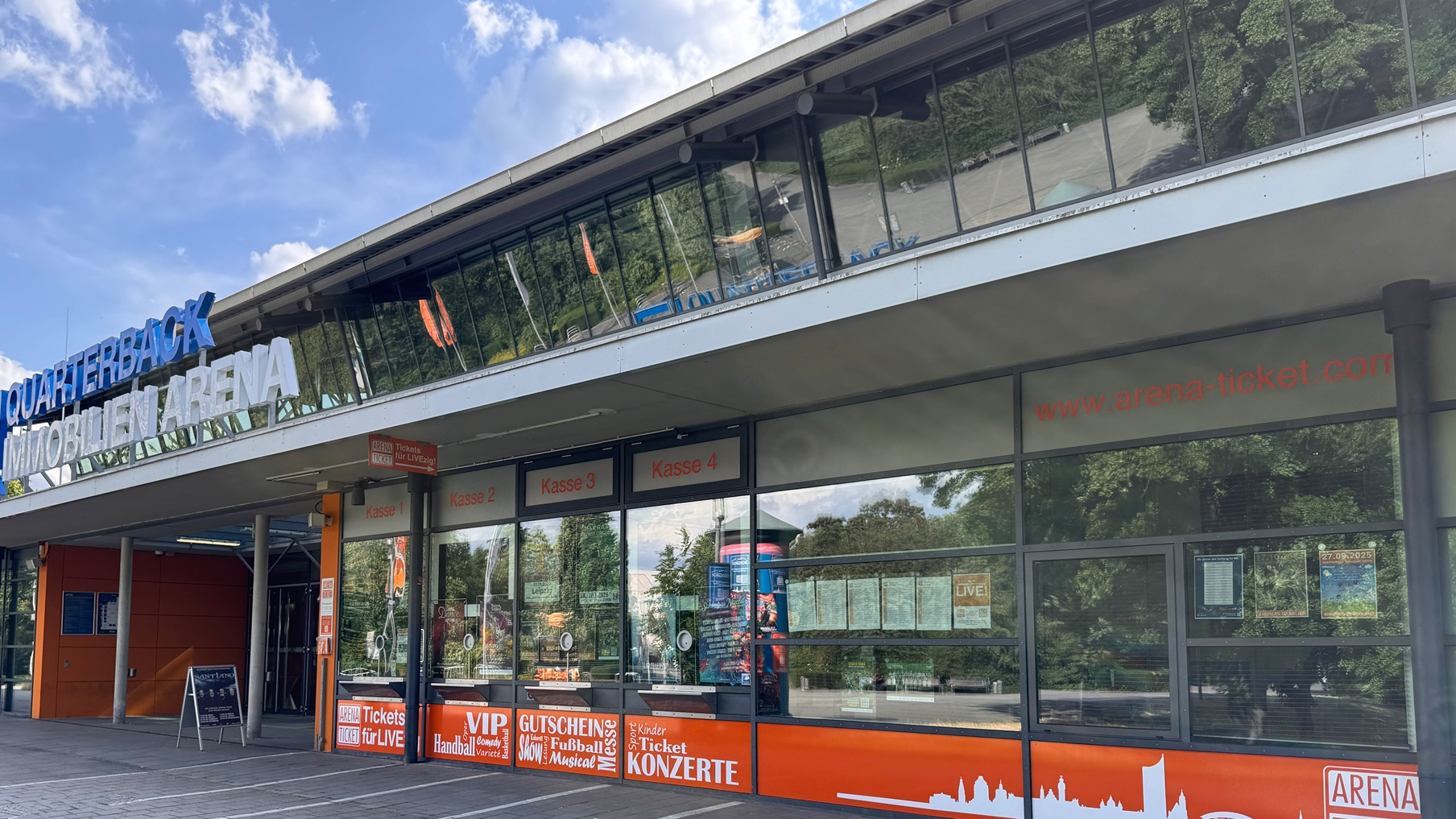 Schalter des Ticketshops von außen.