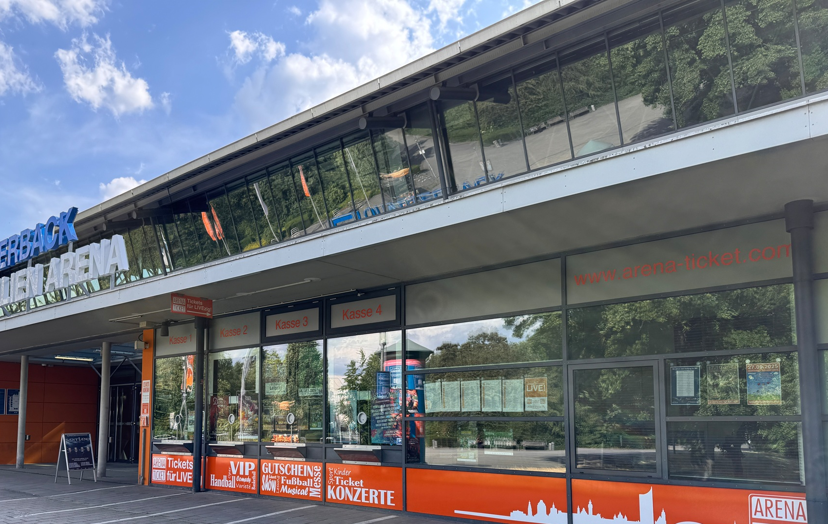 Schalter des Ticketshops von außen.