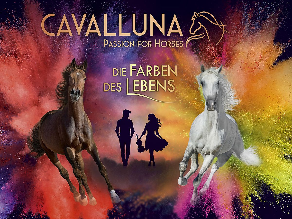Plakat der neuen Show von Cavalluna mit dem Titel Die Farben des Lebens. Der Hintergrund ist bunt, ein Mann und eine Frau sind als Schattenbilder zu sehen. Die Frau hat eine Geige in der Hand. Im Vordergrund sind zwei galoppierende Pferde. Das linke Pferd ist braun, das rechte ist weiß. 