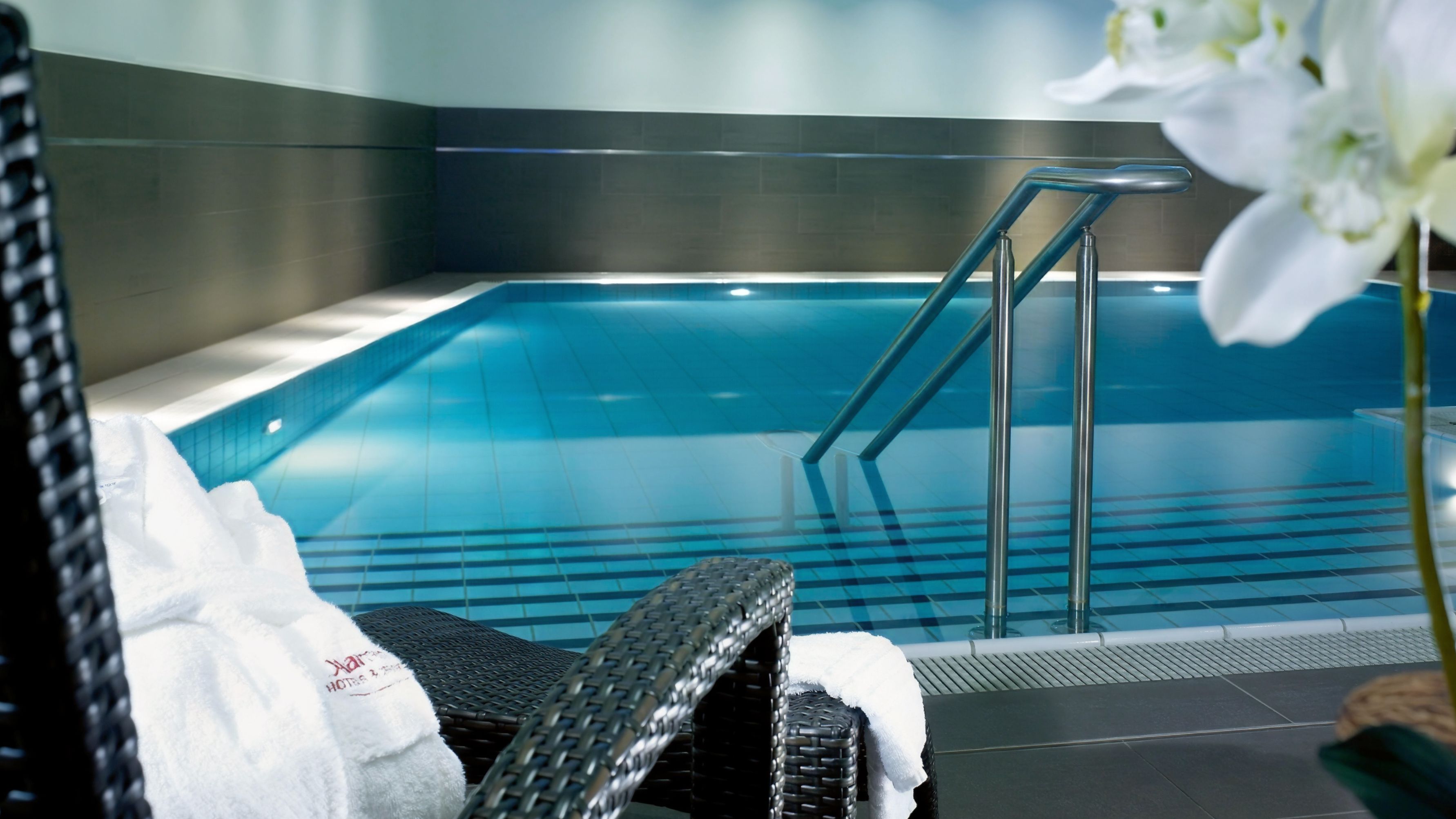 Schwarzer Liegestuhl am Indoor-Pool.