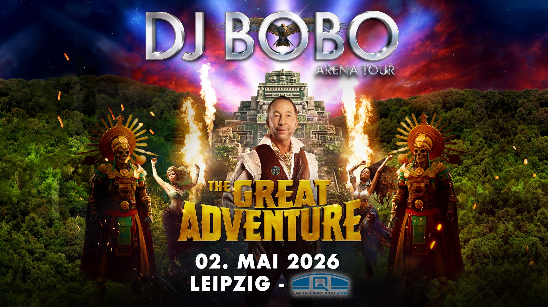 DJ Bobo steht vor einem Inka-Tempel in einem Urwald. 
