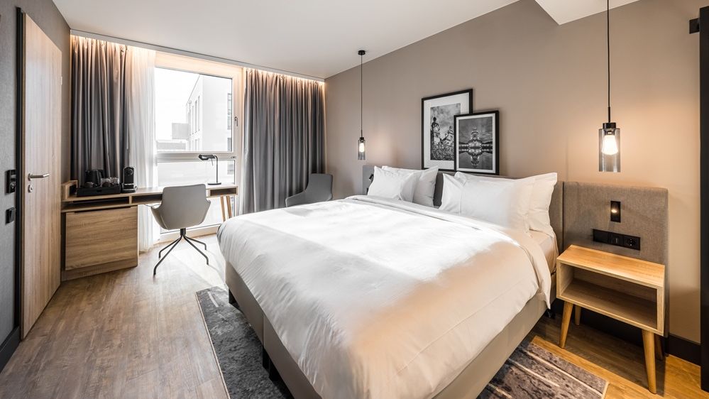 Bild eines Superior Zimmers mit einem Doppelbett und Nachtschränken. 