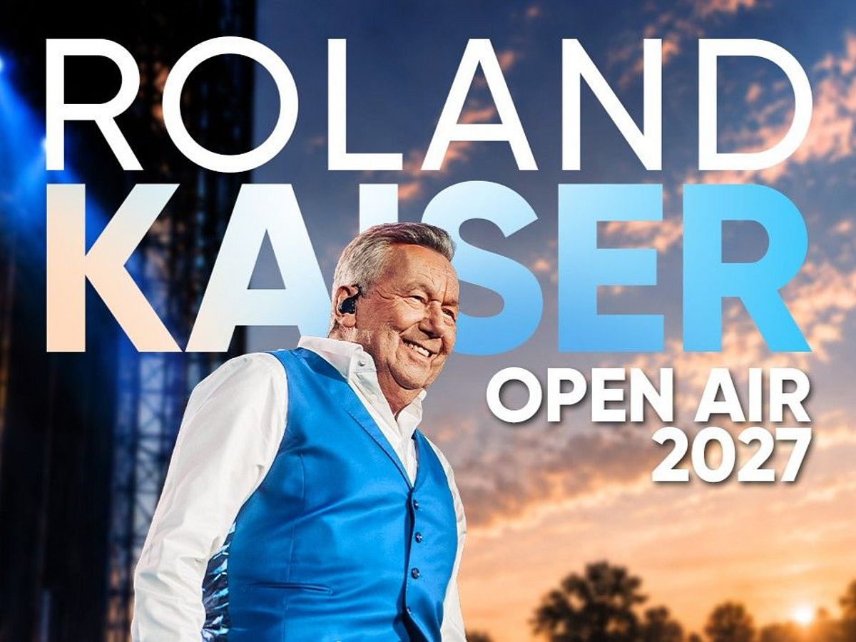Grafik der Tour von Roland Kaiser mit dem Schriftzug Roland Kaiser Open Air 2027. Roland Kaiser steht auf der Bühne, er trägt eine blaue Weste und ein weisses Hemd. Ein stimmungsvoller Abendhimmel mit untergehender Sonne ist zu sehen. 
