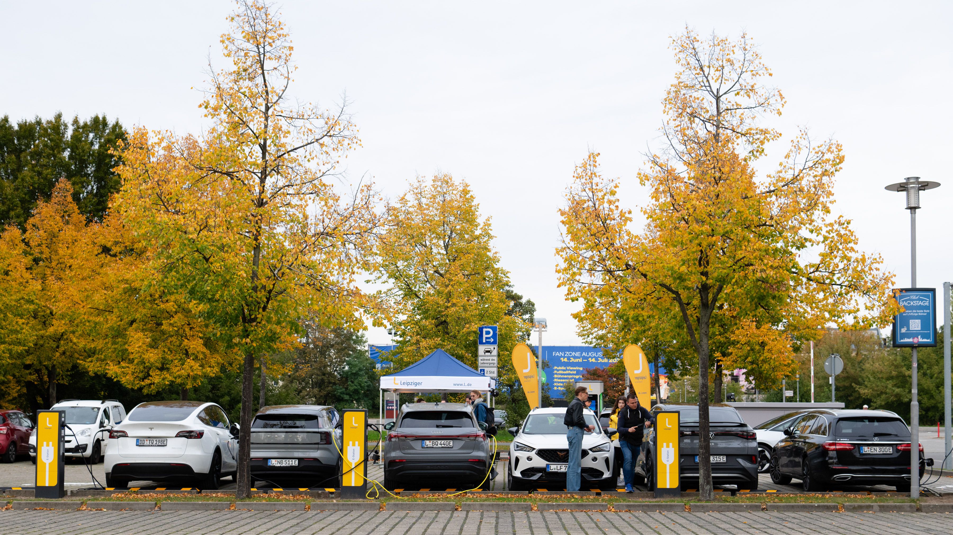 Neue E-Ladestationen an der QUARTERBACK Immobilien ARENA. 