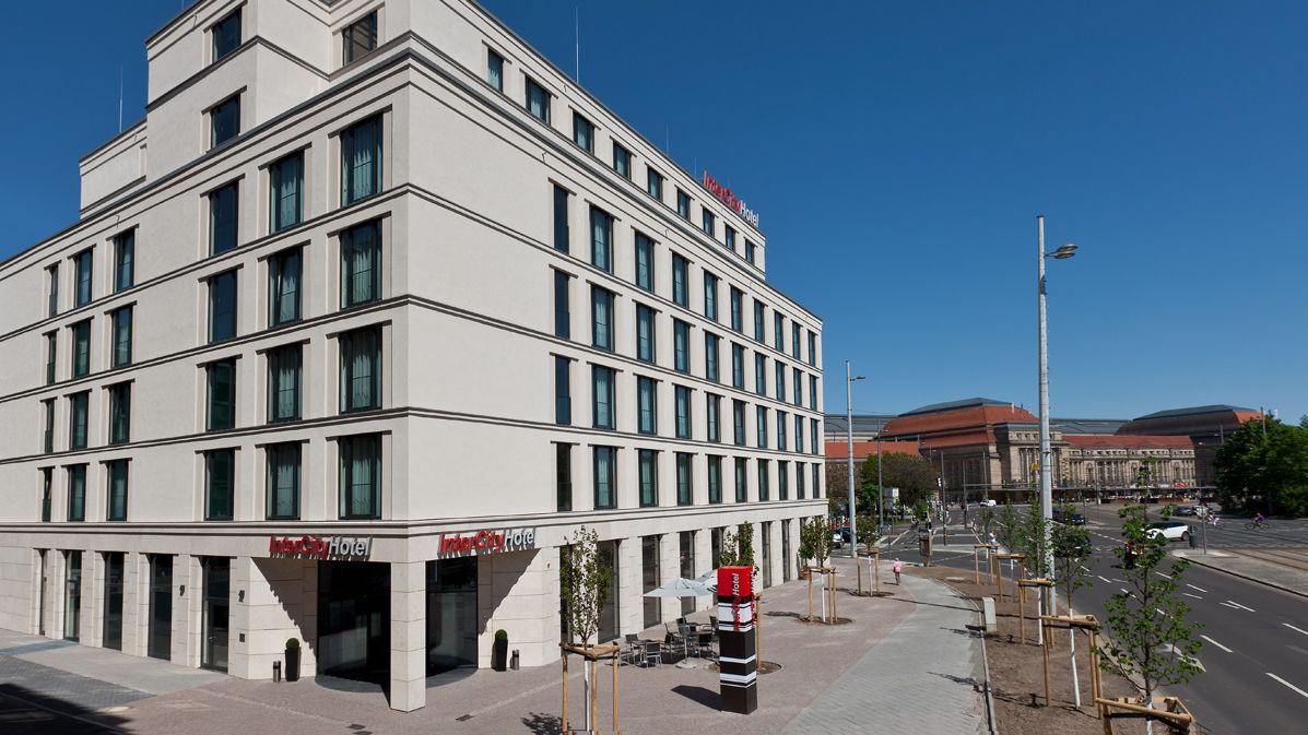 Außenansicht des Intercity Hotels bei Sonnenschein. 