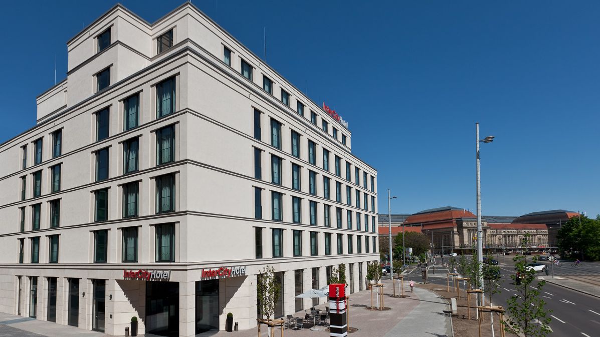 Außenansicht des Intercity Hotels bei Sonnenschein. 