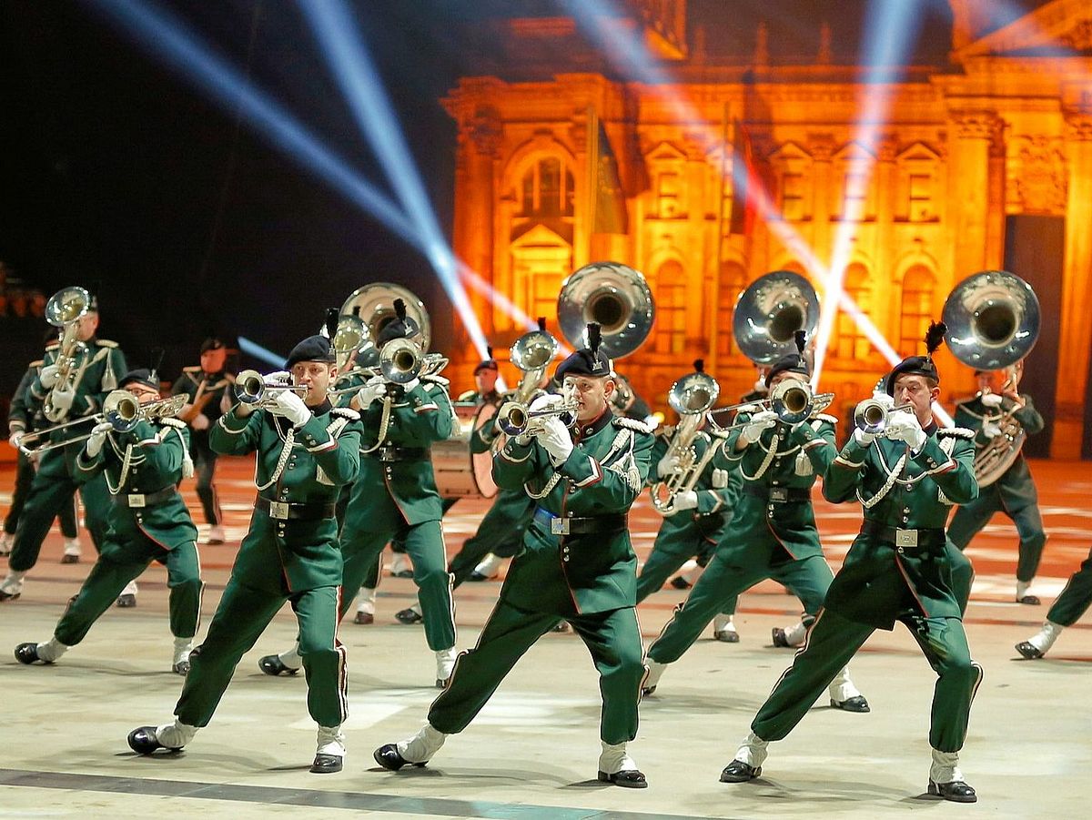 Ein uniformiertes Blasorchester mitten in der Performance.