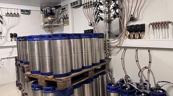 Viele Fässer, die übereinander gestapelt sind, mit Verkabelungen. 