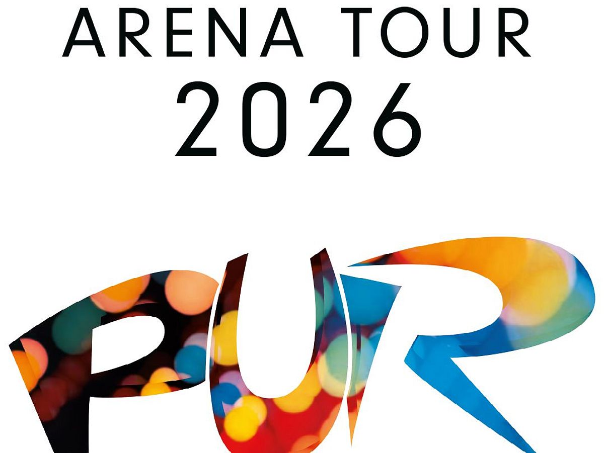 Eine weiße Grafik mit dem Tourentitel Arena Tour 2026 und mit dem bunten Bandnamen PUR. 