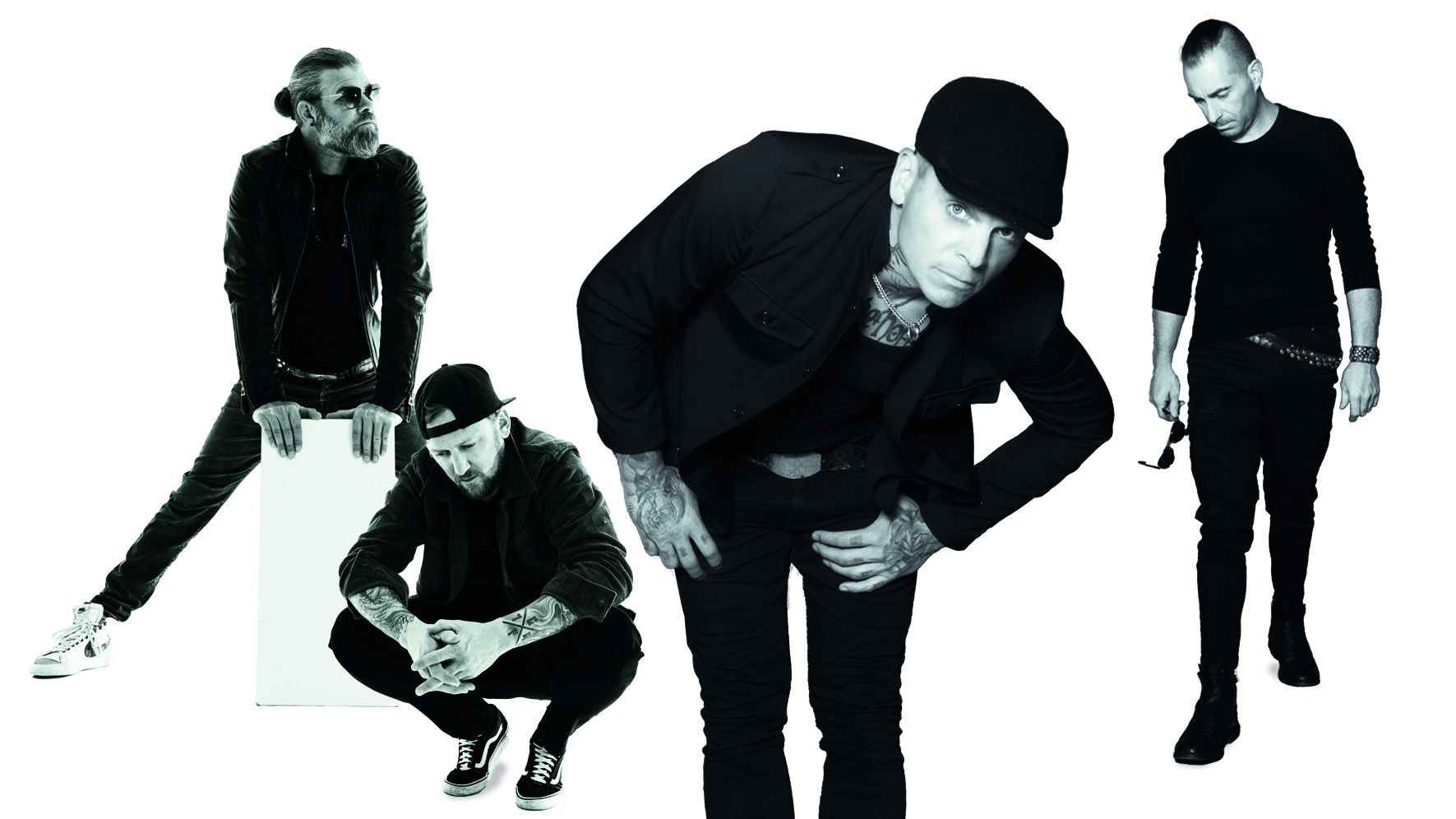 Die vier Bandmitglieder stehen in einem Dreieck, einer hockt. Alle tragen schwarze Kleidung und stehen vor einem weißen Hintergrund. 