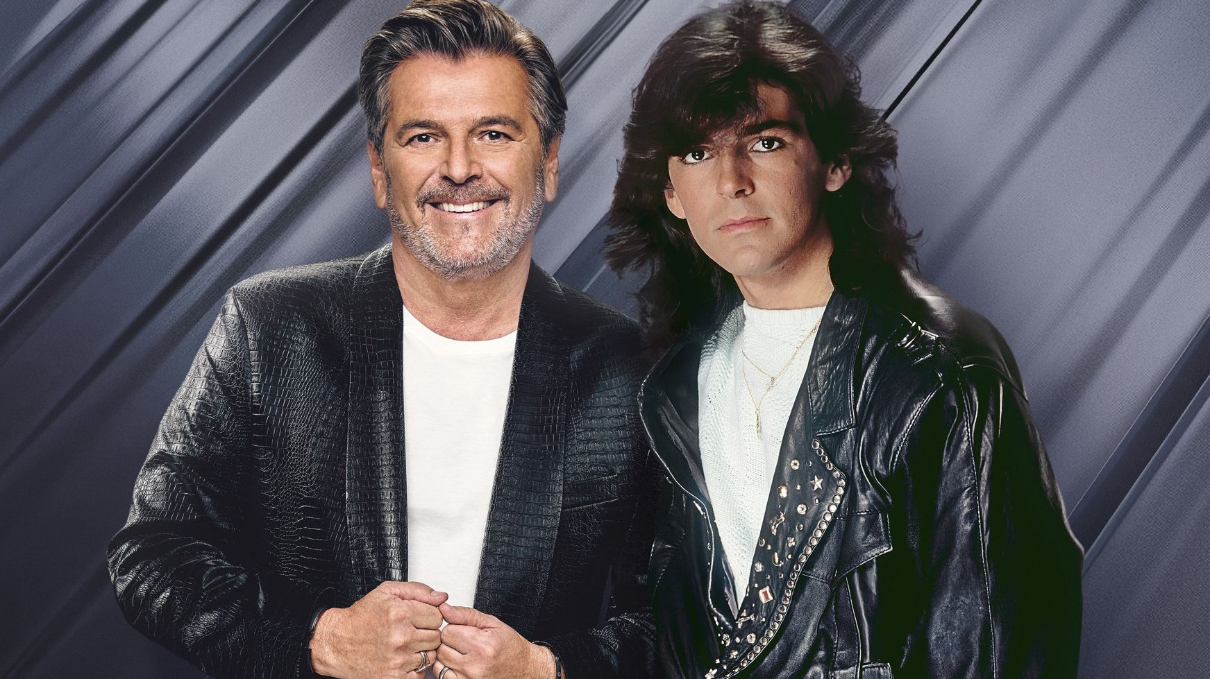 Zweimal ist Thomas Anders zu sehen (jung & aktuell). Beide tragen ein weißes T-Shirt und eine schwarze Lederjacke. 