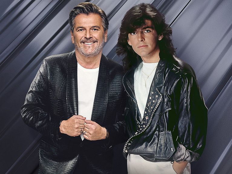 Zweimal ist Thomas Anders zu sehen (jung & aktuell). Beide tragen ein weißes T-Shirt und eine schwarze Lederjacke. 