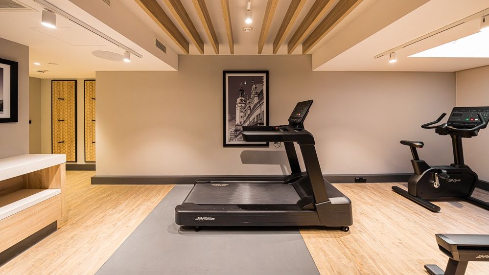 Blick in den Fitnessraum des Hotels. Es ist ein Laufband zu sehen. 