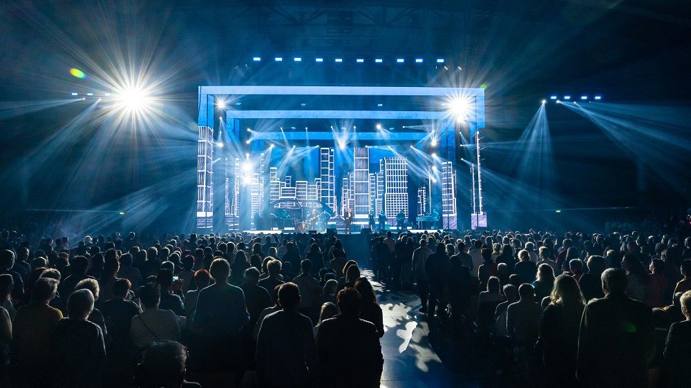 Blick auf eine blau beleuchtete Bühne.