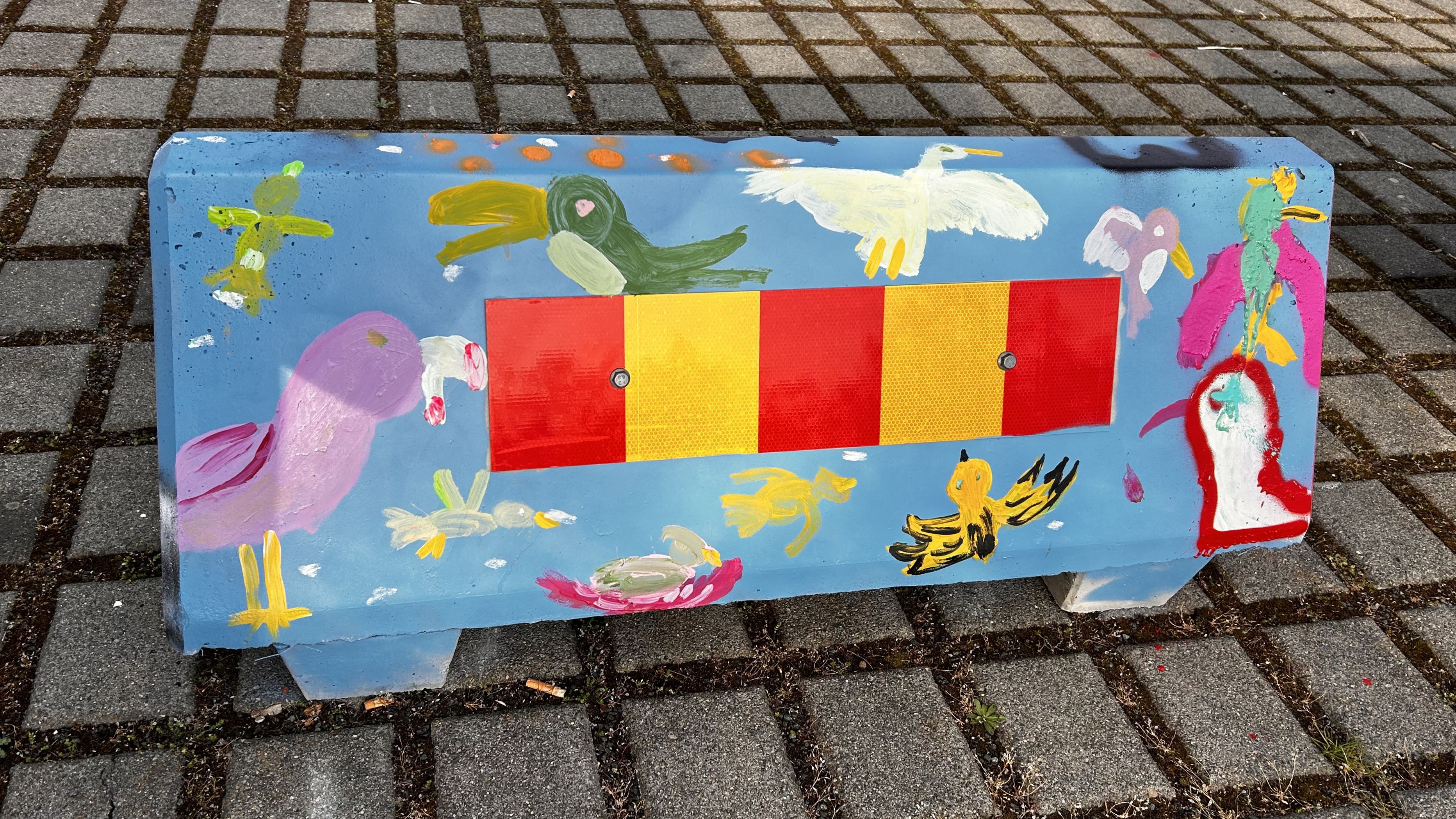 Ein bunter Parkplatz-Poller mit Tieren. 