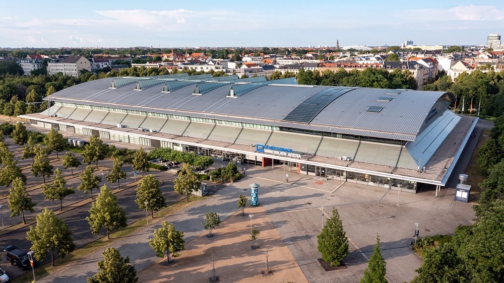 Luftaufnahme der QUARTERBACK Immobilien ARENA mit Blick auf Parkplatz und Stadt.