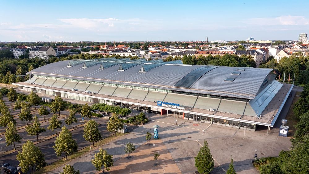 Luftaufnahme der QUARTERBACK Immobilien ARENA mit Blick auf Parkplatz und Stadt.