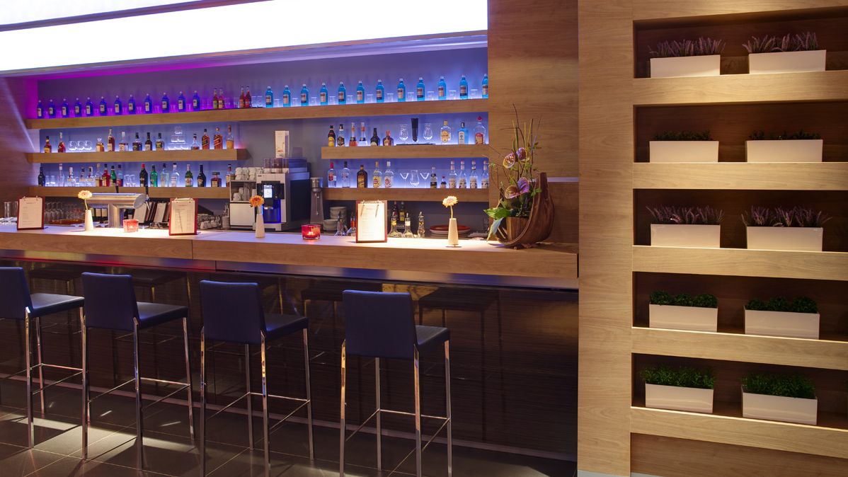 Sicht auf die Bar des Hotels mit Stimmungslicht. 