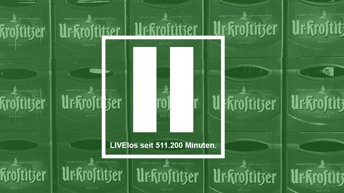 Leere Bierkästen von Ur-Krostitzer aufeinander gestapelt. Ein großes Pausenzeichen ist auf das Bild gelegt. Keine Getränkelieferungen in einer LIVElosen Zeit. 