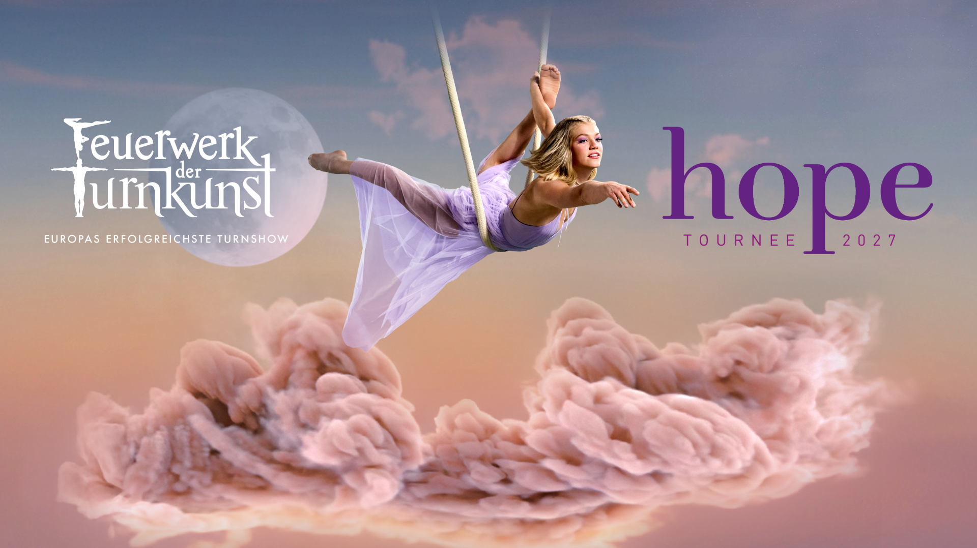 Eine Turnerin liegt mit der Hüfte in einem dicken Seil. Sie streckt ein Bein nach hinten und einen Arm nach vorne aus. Mit der anderen Hand hält sie ihren linken Fuß fest. Sie trägt ein fliederfarbenes Kostüm. Unter ihr ist eine rosafarben anmutenden Wolke. Auf der Grafik steht: Feuerwerk der Turnkunst. Europas Erfolgreichste Turnshow. Hope. Tournee 2027.