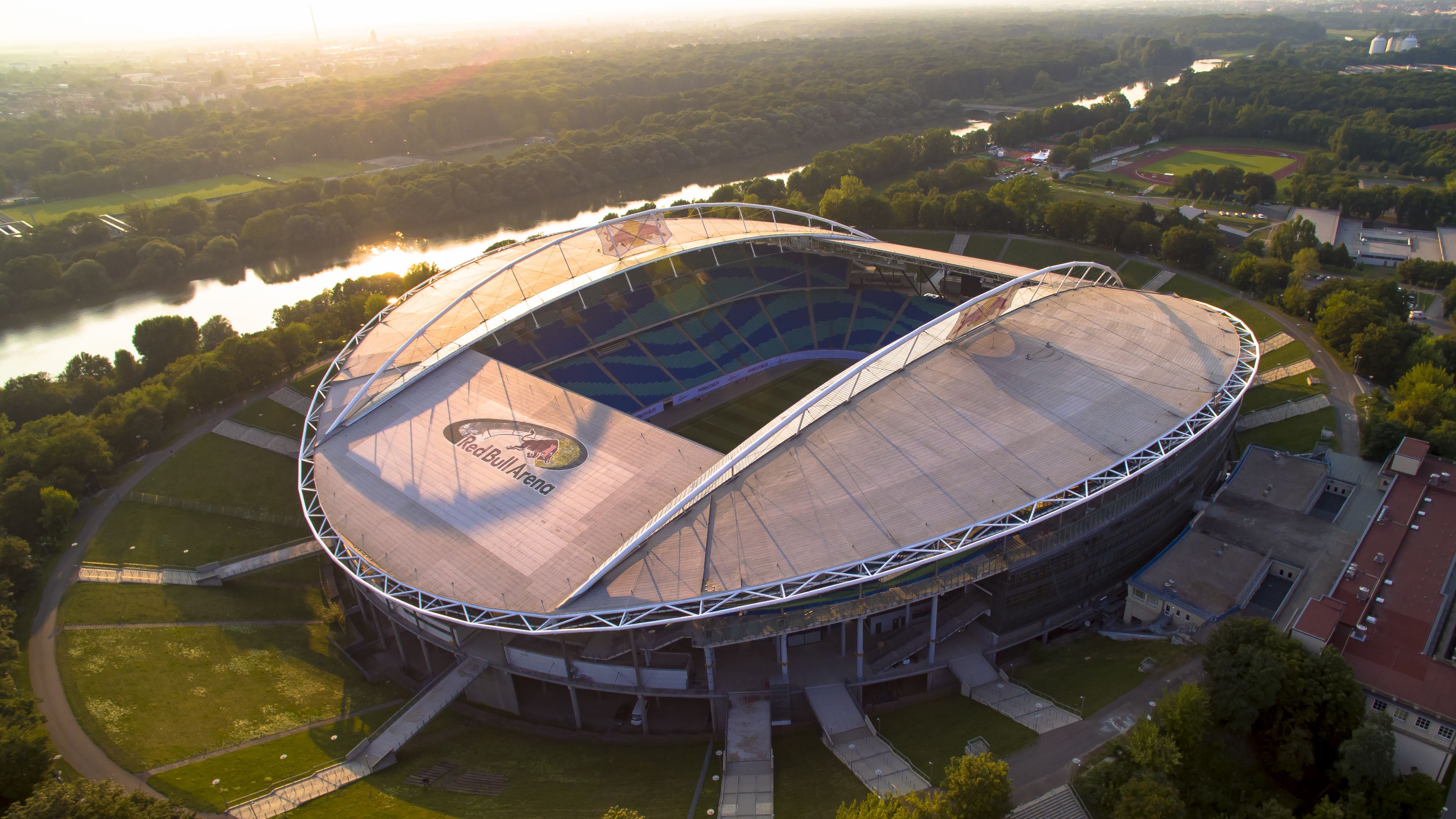 Luftaufnahme der Red Bull Arena bei Sonnenuntergang.
