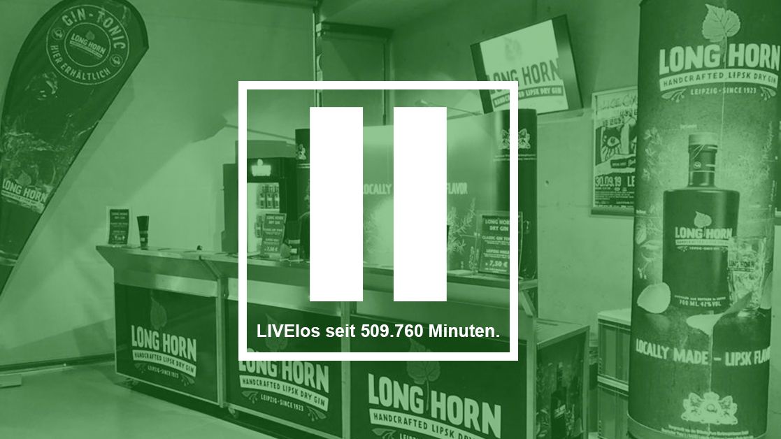 Eine Bar mit dem Logo von Long Horn. Es sind keine Menschen zu sehen. Auf das Bild ist ein Pausenzeichen gelegt. Keine Getränkelieferungen in einer LIVElosen Zeit. 