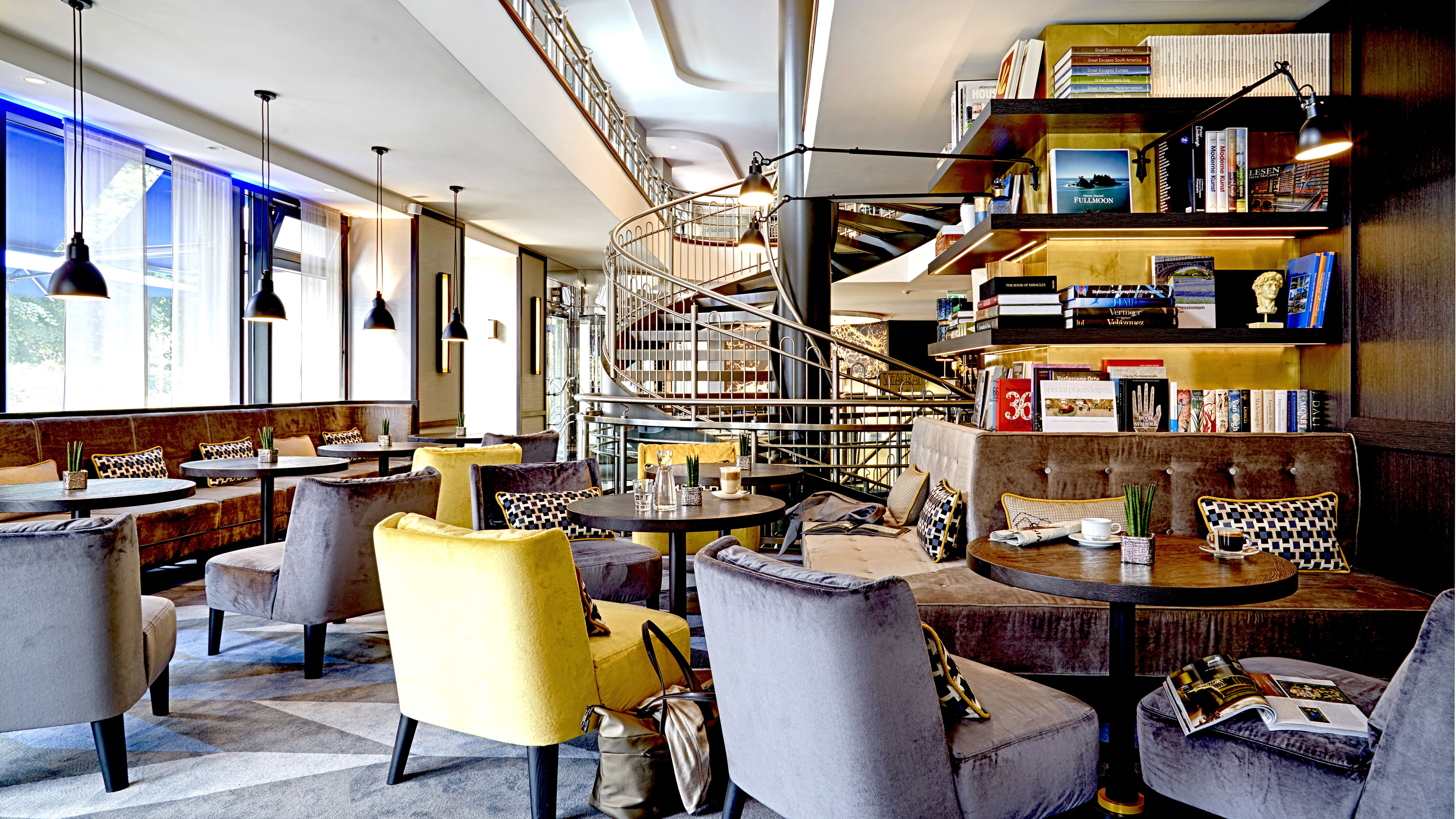 Moderne Sitzecke mit kleiner Bibliothek.