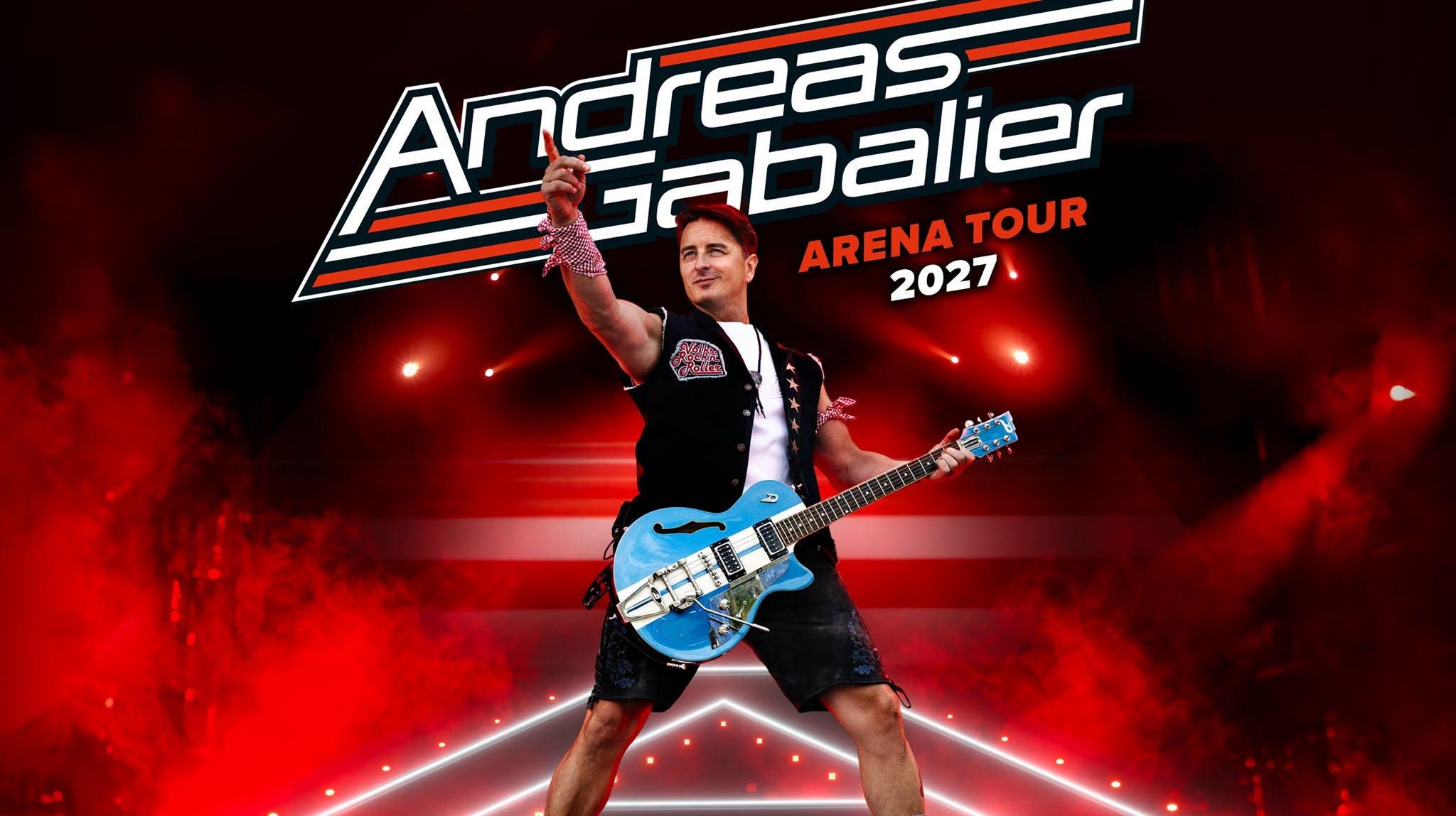 onzertplakat für Andreas Gabalier und seine „Arena Tour 2027“. In der Bildmitte steht der Musiker mit einer blauen E-Gitarre, die er um den Körper trägt. Er hebt einen Arm nach oben und zeigt mit dem Zeigefinger in die Luft. Er trägt ein weißes T-Shirt, eine schwarze Weste mit auffälligen Aufnähern und eine schwarze kurze Hose. Im Hintergrund sorgen intensive rote Scheinwerfer, Rauch und Lichteffekte für eine kraftvolle Konzertatmosphäre. Oben steht in großen, stilisierten weißen Buchstaben der Name „Andreas Gabalier“. Darunter sind in Rot „Arena Tour“ und in Weiß die Jahreszahl „2027“ zu lesen.