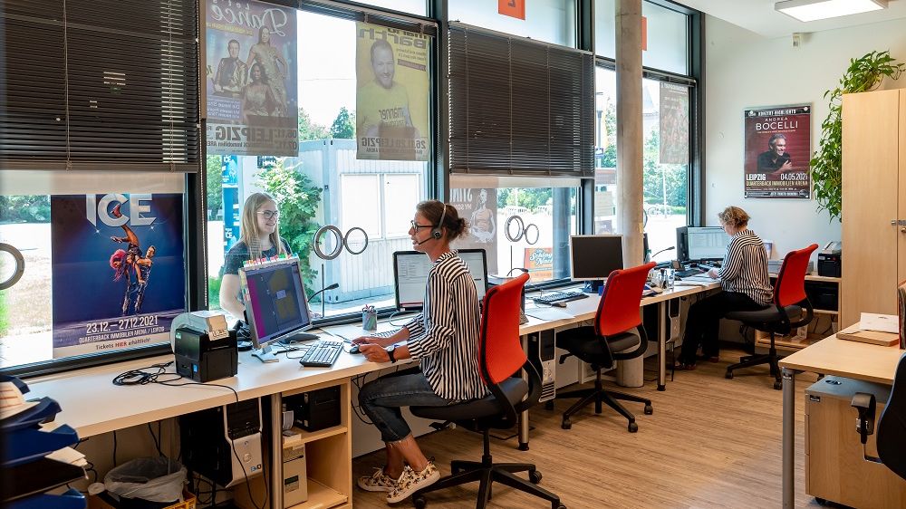 Ein Ticketschalter von innen.