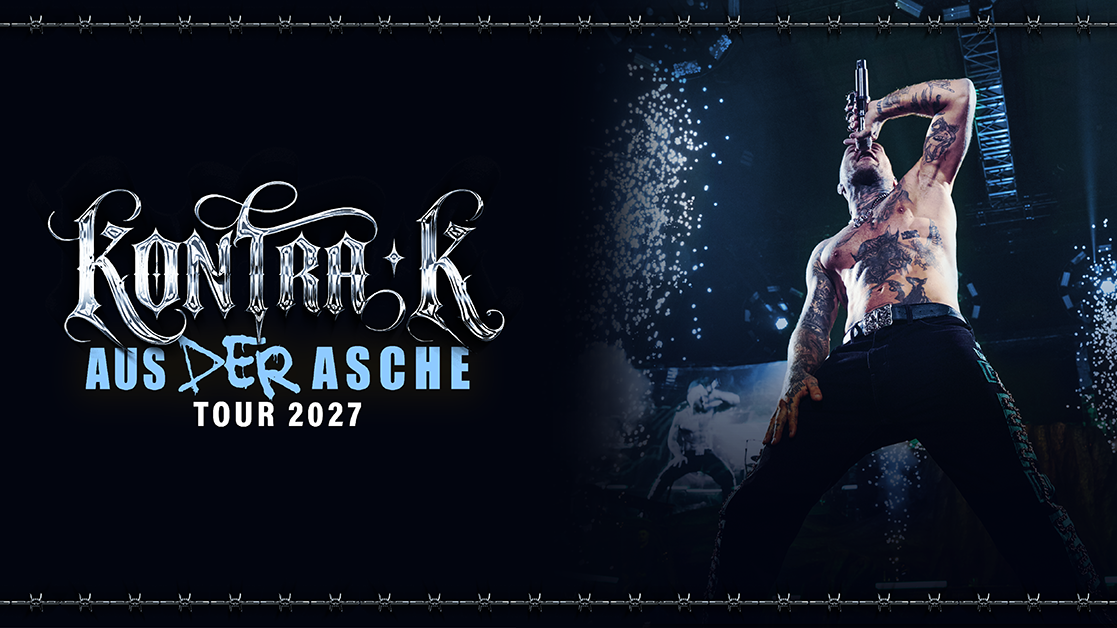Tourgrafik zur „Aus der Asche Tour 2027“ von Kontra K. Im Mittelpunkt steht der oberkörperfreie, tätowierte Künstler mit Mikrofon auf einer dunklen Bühne, umgeben von Funken und blauem Bühnenlicht. Darunter sind die Tourtermine für Deutschland, Zürich und Wien sowie ein Hinweis auf den Ticketverkauf