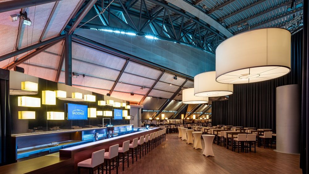 Ein moderner Loung-Bereich mit großer Bar ist stilvoll beleuchtet.