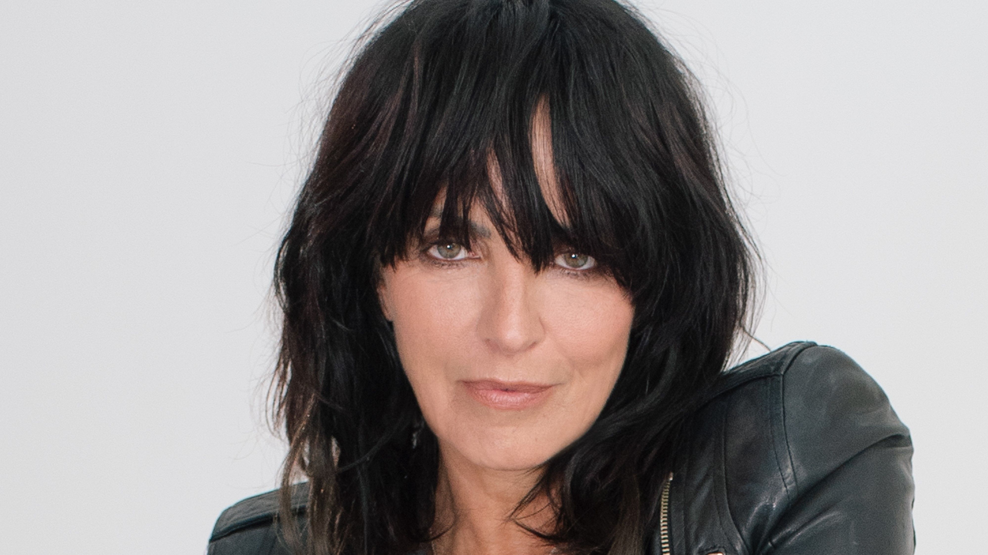 Eine Nahaufnahme von NENA. Sie trägt eine Lederjacke. 