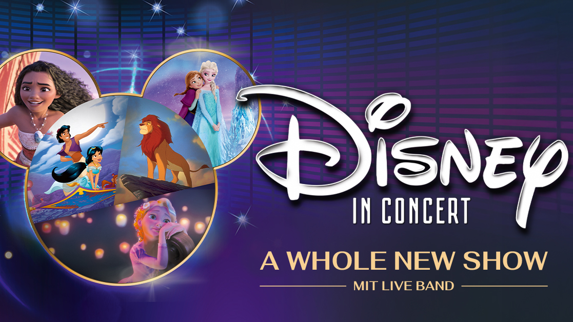 Werbeplakat für „Disney in Concert“ mit dem Untertitel „A Whole New Show – Mit Live Band“. Links sind in einer goldumrandeten Silhouette in Form des Mickey-Mouse-Kopfes Szenen mit Disney-Figuren zu sehen, darunter Mirabel aus „Encanto“, Aladdin und Jasmin auf dem fliegenden Teppich, Simba aus „Der König der Löwen“, Anna und Elsa aus „Die Eiskönigin“ sowie Rapunzel. Der Hintergrund ist in dunklen Blau- und Violetttönen mit leuchtenden Sternen und Lichtreflexen gestaltet. Rechts dominiert der weiße Schriftzug „Disney in Concert“, darunter steht in goldener Schrift „A Whole New Show“ und „Mit Live Band“. Das Plakat kündigt eine neue Konzertshow mit Disney-Musik und Live-Band an.