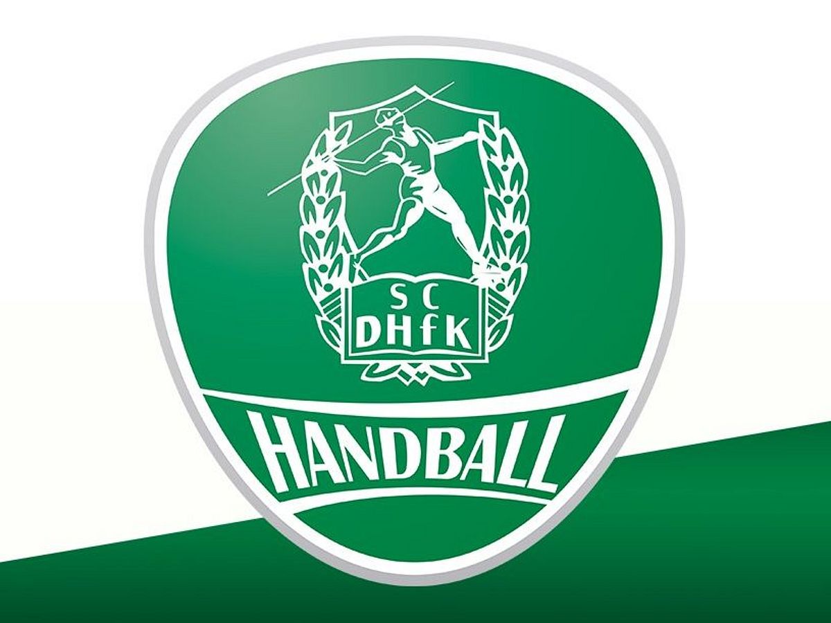 Das Logo des SC DHfK Handball ist zu sehen, dahinter ist eine grüne Schräge. 