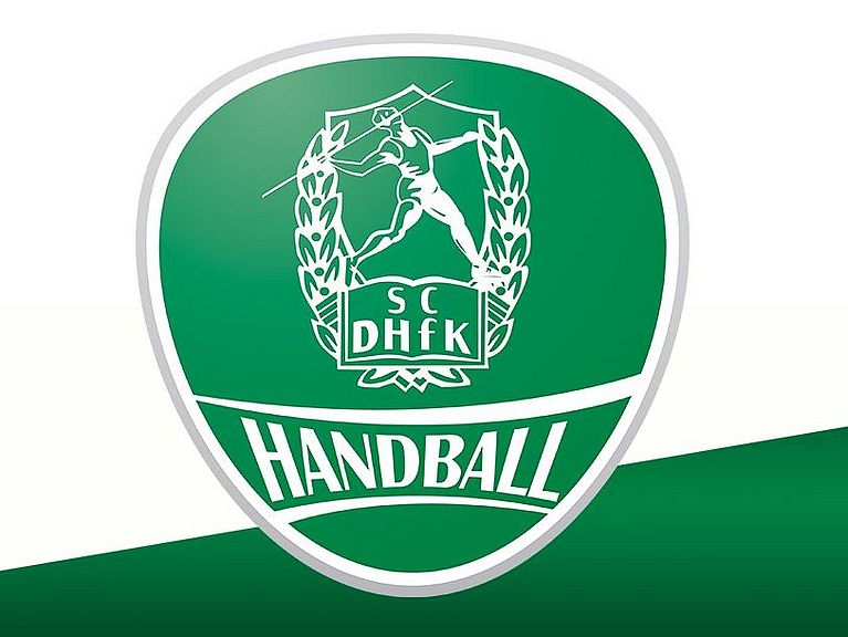Das Logo des SC DHfK Handball ist zu sehen, dahinter ist eine grüne Schräge. 