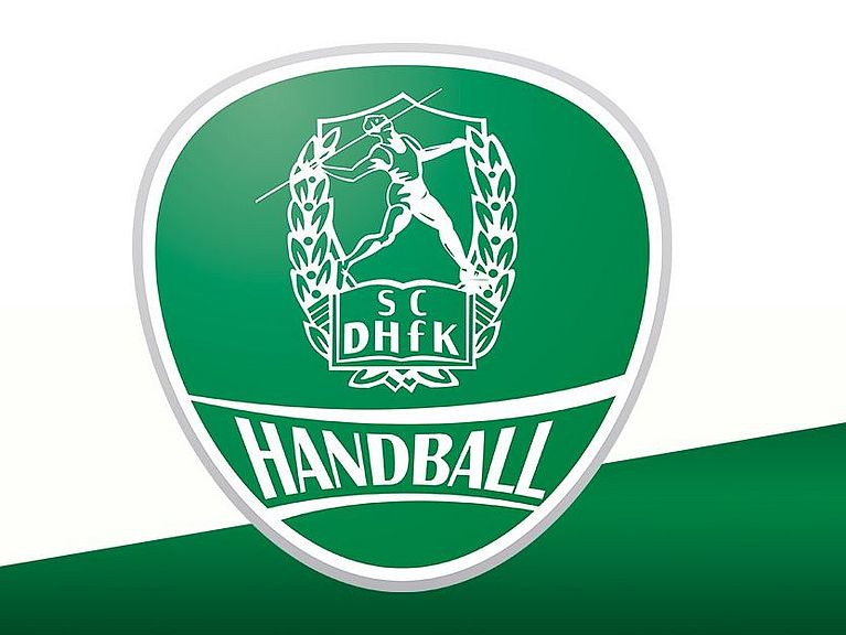 Das Logo des SC DHfK Handball ist zu sehen, dahinter ist eine grüne Schräge. 