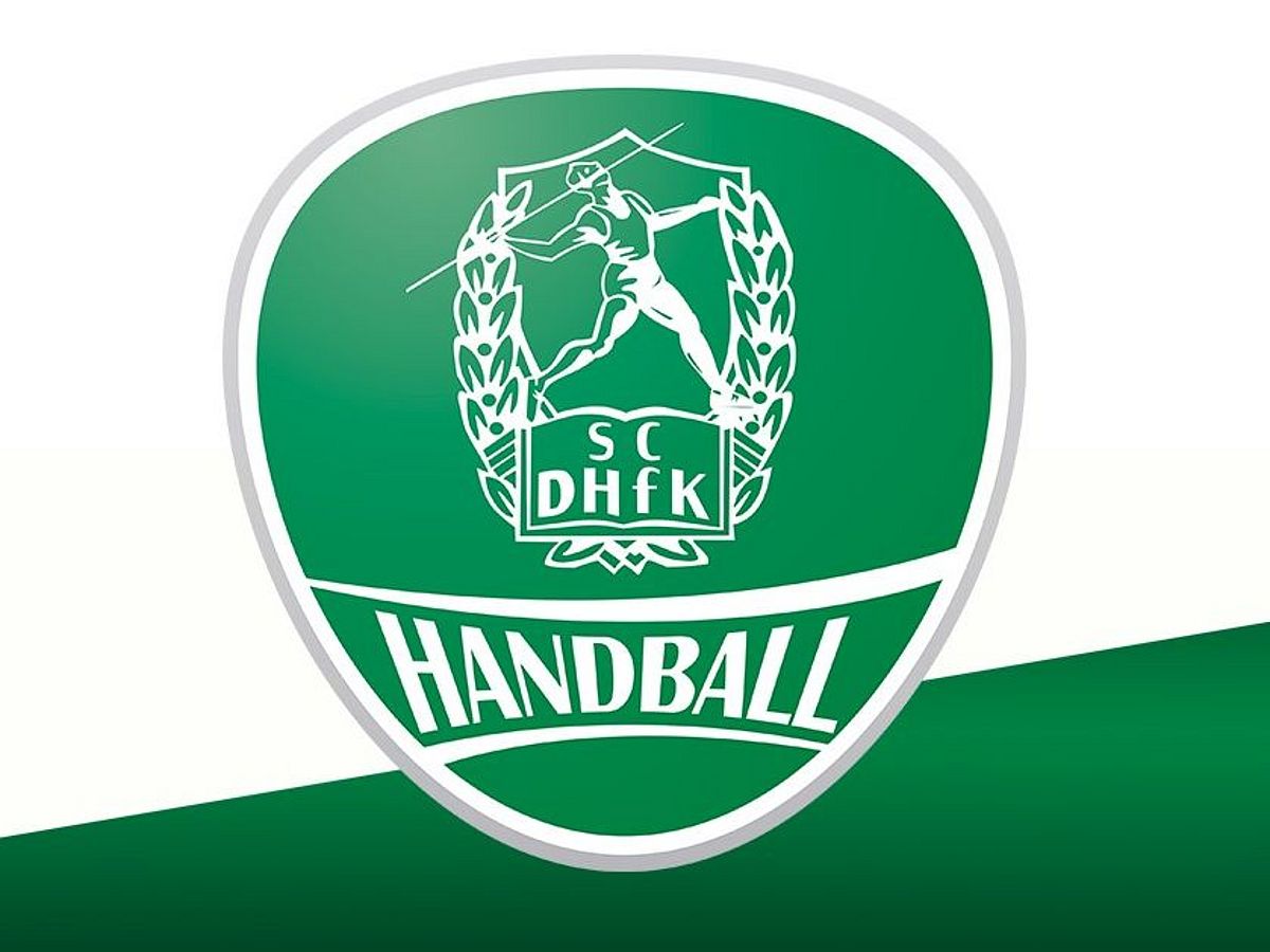 Das Logo des SC DHfK Handball ist zu sehen, dahinter ist eine grüne Schräge. 