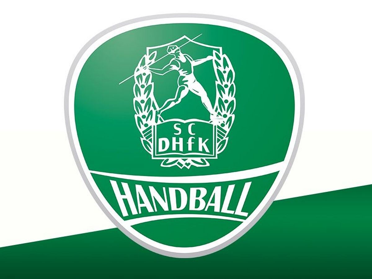 Das Logo des SC DHfK Handball ist zu sehen, dahinter ist eine grüne Schräge. 