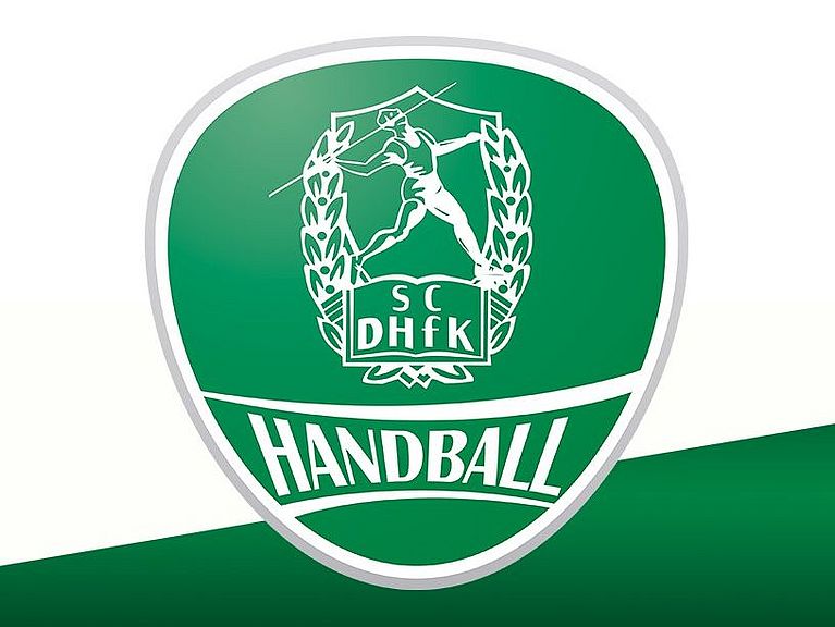 Das Logo des SC DHfK Handball ist zu sehen, dahinter ist eine grüne Schräge. 