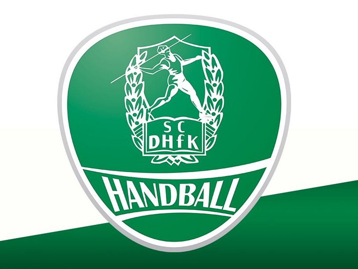 Das Logo des SC DHfK Handball ist zu sehen, dahinter ist eine grüne Schräge. 